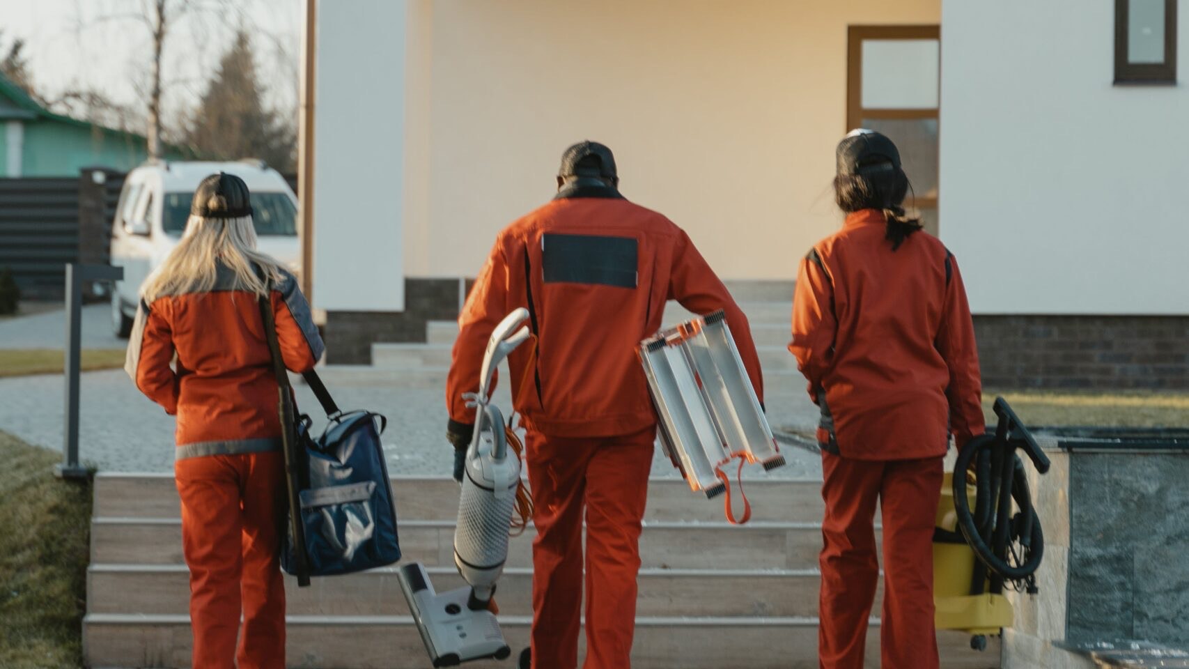Team in Arbeitskleidung kommt mit Ausrüstung zu einem Einsatz
